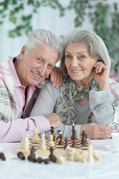 Glückliches Seniorenpaar Beim Gemeinsamen Schachspielen — Stockfoto