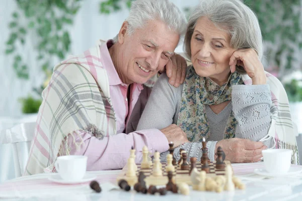 Šťastný Starší Pár Hraje Šachy Spolu — Stock fotografie