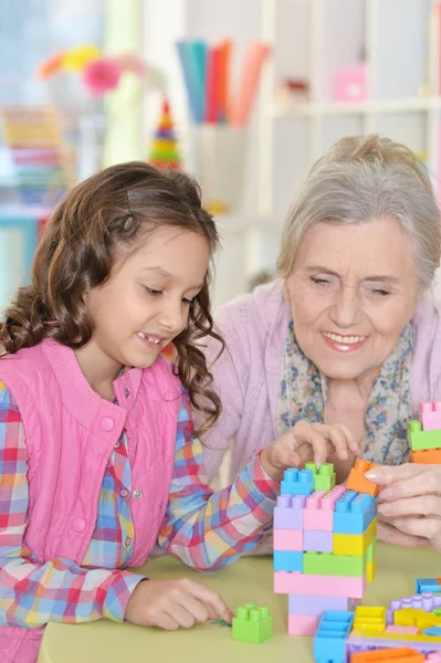 Mädchen spielt mit Plastikklötzen — Stockfoto