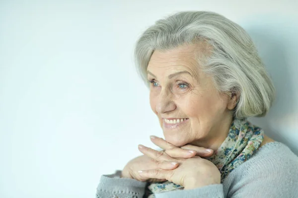 Portrét Krásné Starší Ženy Představují — Stock fotografie