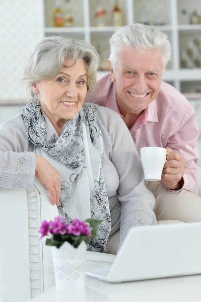 Pareja Ancianos Utilizando Ordenador Portátil Casa — Foto de Stock