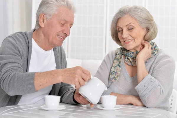 Couple âgé buvant du thé — Photo