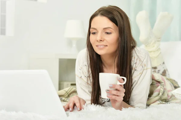 Mujer joven con taza de café — Foto de Stock