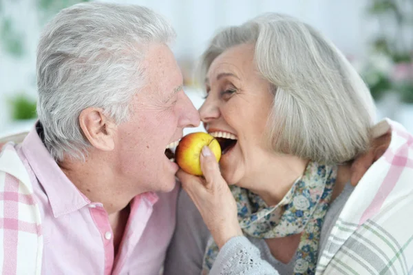 Feliz Pareja Ancianos Divirtiéndose Casa —  Fotos de Stock