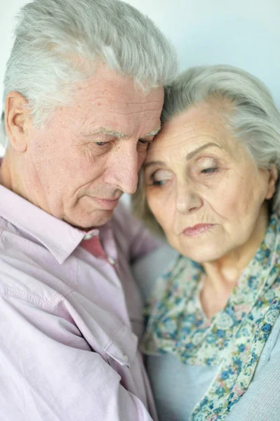 Retrato Una Triste Pareja Ancianos Posando Casa —  Fotos de Stock