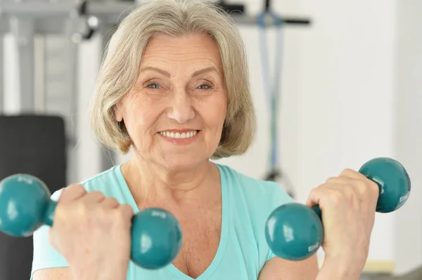 在健身房锻炼的老年妇女的肖像 — 图库照片