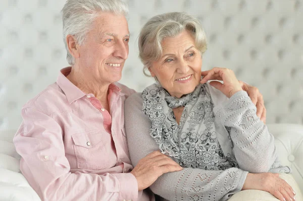 Feliz Casal Sênior Posando Casa — Fotografia de Stock