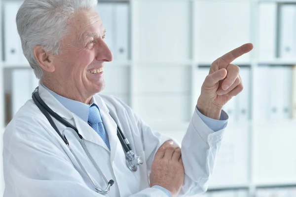 Portret Uśmiechający Się Starszy Mężczyzna Lekarza Stetoskop — Zdjęcie stockowe