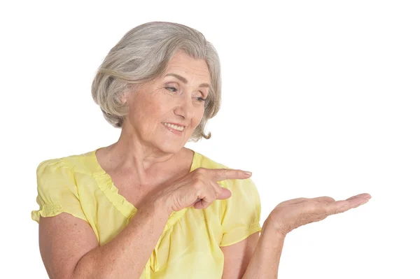 Retrato Bela Mulher Sênior Apontando Para Direita Posando Contra Fundo — Fotografia de Stock