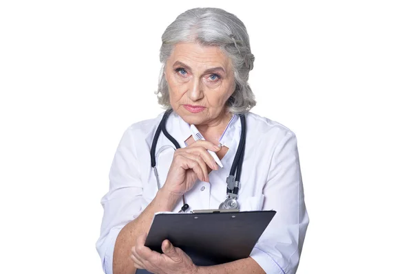 Médecin Femme Senior Avec Dossier Sur Fond Blanc — Photo