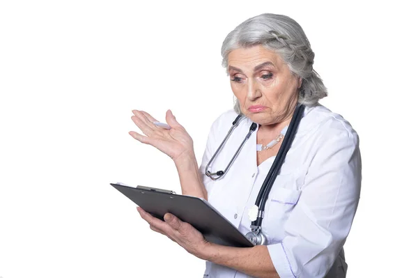 Starší Ženský Lékař Složkou Bílém Pozadí — Stock fotografie