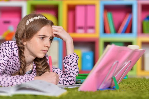 Roztomilá holka dělá domácí úkoly — Stock fotografie