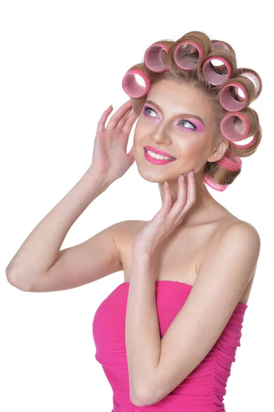 Donna in abito rosa con bigodini per capelli — Foto Stock