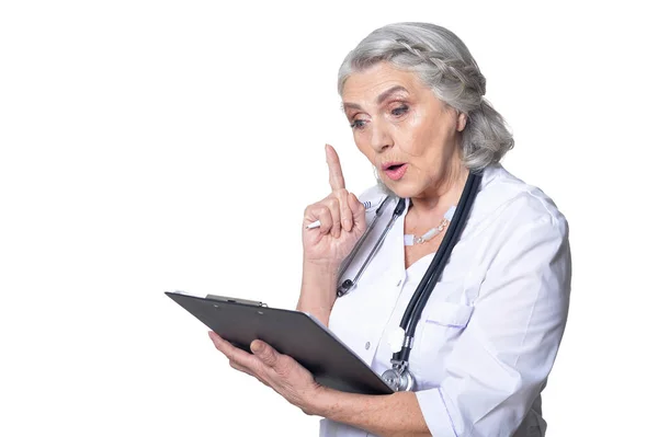 Mujer Mayor Médico Con Carpeta Sobre Fondo Blanco —  Fotos de Stock