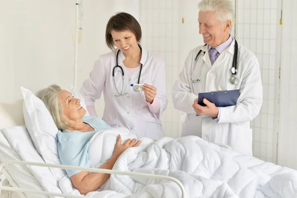 Starszy kobieta w szpitalu — Zdjęcie stockowe