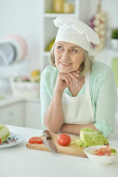 Äldre kvinna porträtt — Stockfoto