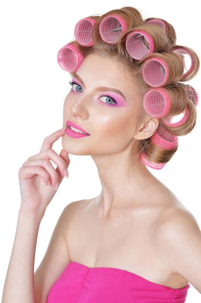 Mulher em vestido rosa com encrespadores de cabelo — Fotografia de Stock