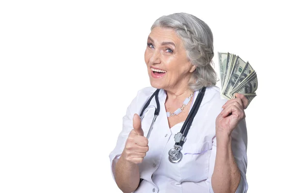 紙幣を保持している女性医師の肖像 白い背景に孤立した親指を示す — ストック写真