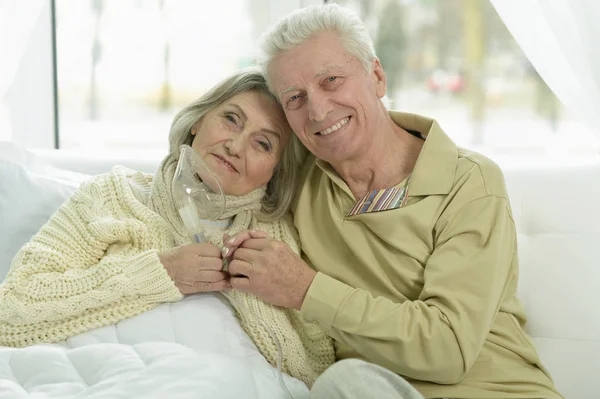 Mujer anciana enferma con su marido — Foto de Stock