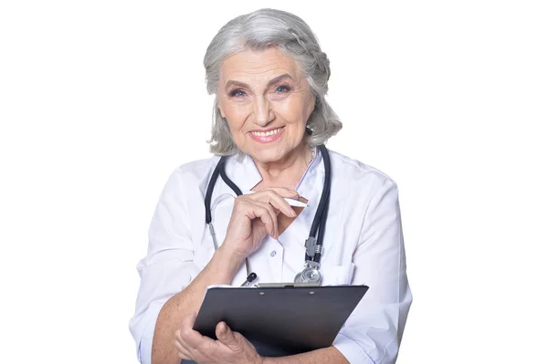 Mujer Mayor Médico Con Carpeta Sobre Fondo Blanco — Foto de Stock