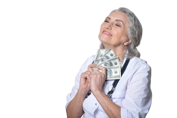 白い背景に分離された紙幣を保持している女性医師の肖像画 — ストック写真