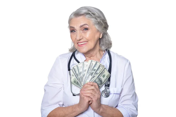 白い背景に分離された紙幣を保持している女性医師の肖像画 — ストック写真