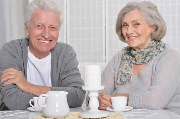 Seniorenpaar trinkt Tee — Stockfoto