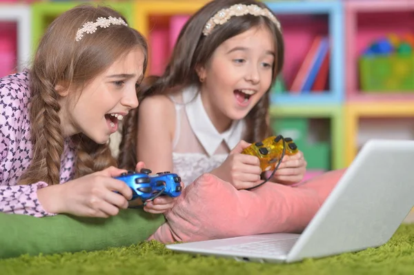Mädchen mit modernem Laptop — Stockfoto
