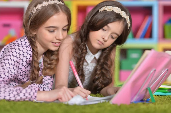 Meninas desenhando juntos — Fotografia de Stock