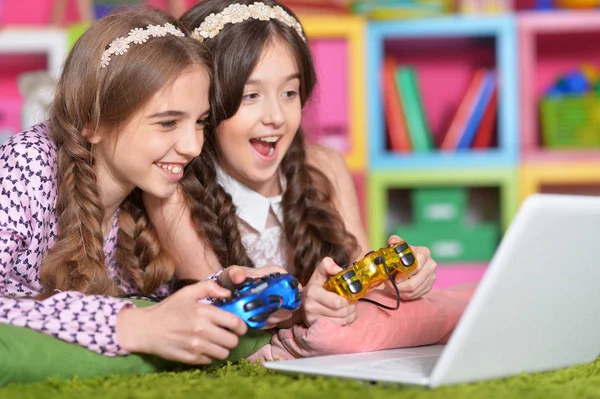 Κορίτσι χρησιμοποιούν σύγχρονο φορητό υπολογιστή — Φωτογραφία Αρχείου