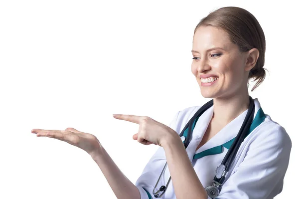 Portrait Femme Médecin Pointant Vers Gauche Sur Fond Blanc — Photo