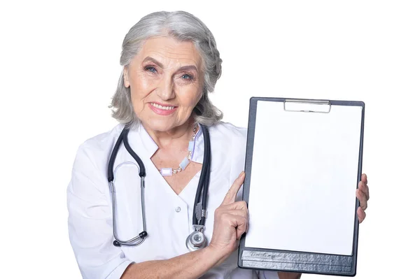 Starší Ženský Lékař Složkou Bílém Pozadí — Stock fotografie