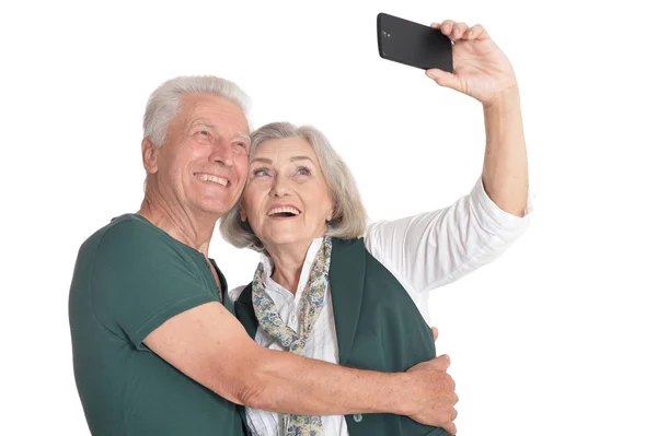 Portret Van Senior Paar Nemen Selfie Geïsoleerd Witte Achtergrond — Stockfoto