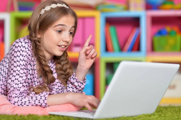 Emotionale Süße Mädchen Mit Laptop Während Auf Grünem Boden Hause — Stockfoto