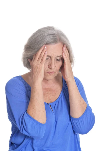 在白色背景查出的老年妇女的画像以头疼 — 图库照片