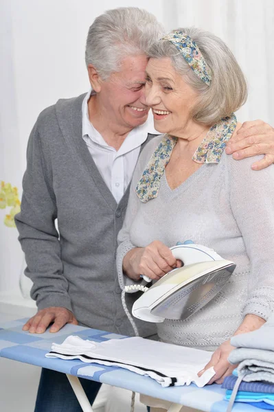 Feliz pareja de ancianos planchado —  Fotos de Stock