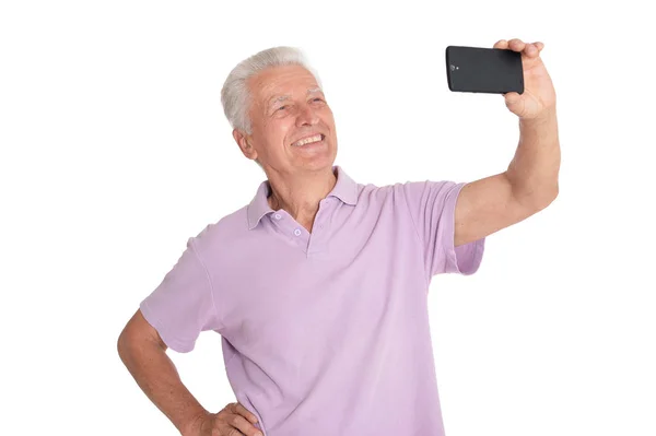 Retrato Homem Sênior Confiante Tomando Selfie Fundo Branco — Fotografia de Stock