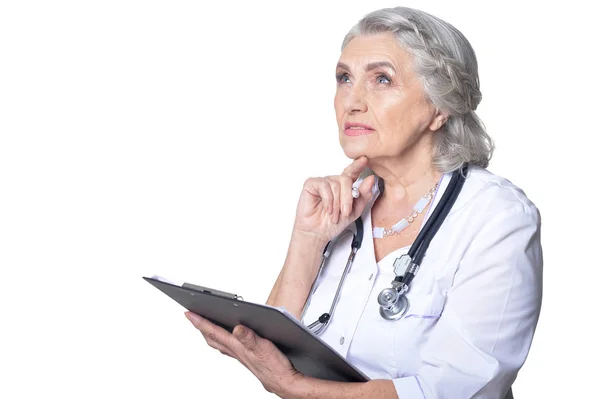 Mujer Mayor Médico Con Carpeta Sobre Fondo Blanco — Foto de Stock