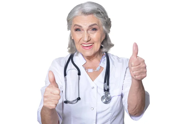 微笑的资深医生在白色背景上竖起大拇指 — 图库照片