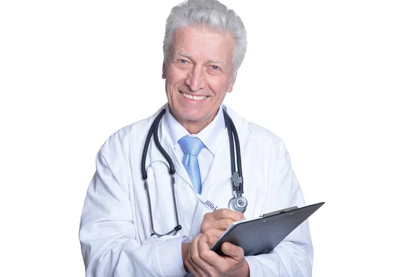 Χαμογελώντας Ανώτερος Γιατρός Αρσενικό Θέτοντας Λευκό Φόντο — Φωτογραφία Αρχείου
