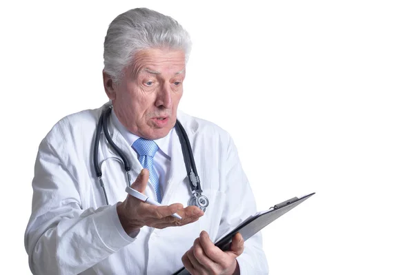 Zaskoczony Starszy Lekarz Mężczyzna Pozowanie Białym Tle — Zdjęcie stockowe