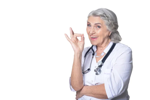 Uśmiechający Się Starszy Lekarka Wyświetlono Znak Białym Tle — Zdjęcie stockowe