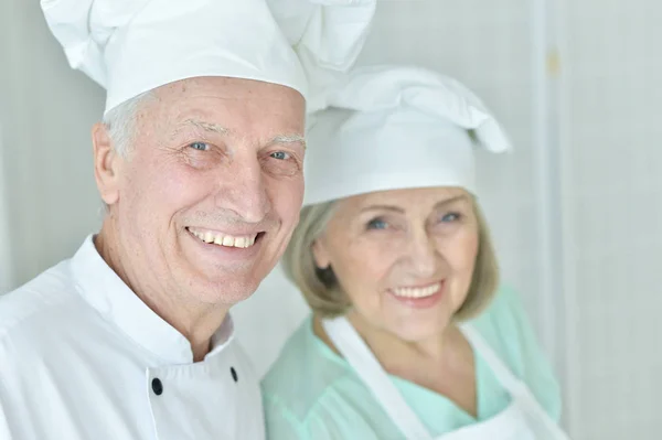 Coppia Chef Anziani Sorridenti Cucina — Foto Stock