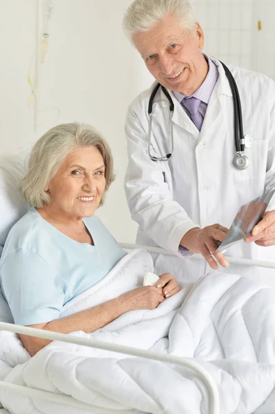 Seniorin im Krankenhaus — Stockfoto