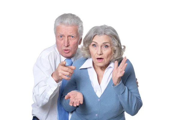 Portret Van Verrast Senior Paar Camera Kijken Witte Achtergrond — Stockfoto