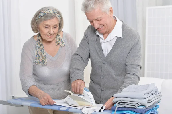 Feliz pareja de ancianos planchado — Foto de Stock