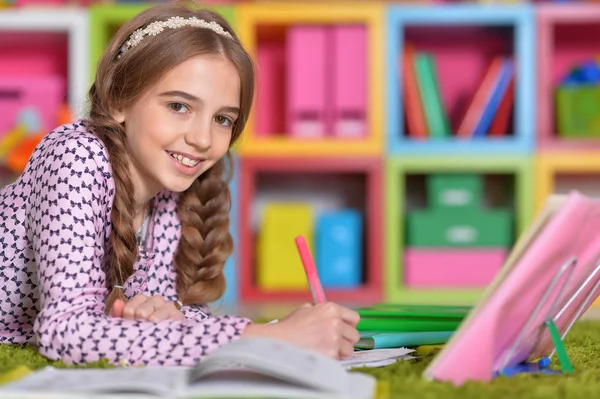 Schattig meisje doet huiswerk — Stockfoto