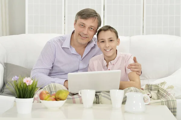 Pai e filho com laptop — Fotografia de Stock