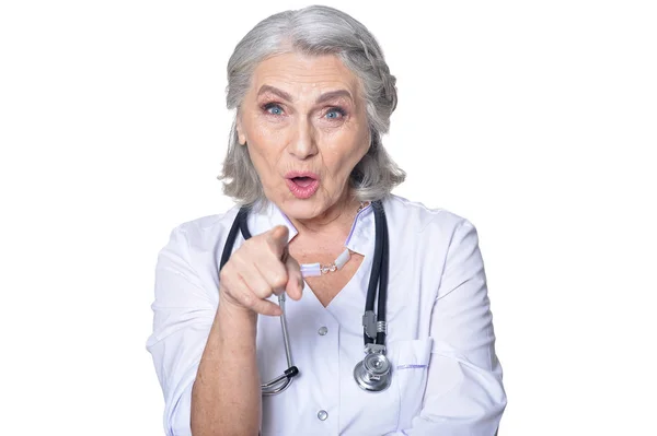 Anciano Viejo Doctor Apuntando Sobre Fondo Blanco — Foto de Stock