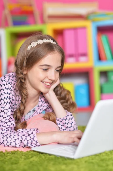 Emotionale Süße Mädchen Mit Laptop Während Auf Grünem Boden Hause — Stockfoto